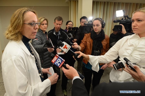 Dr. Tracey Dechert (L) introduces medical measures for injured Chinese student Zhou Danling and other injured people at the Boston Medical Center in Boston, the United States, April 16, 2013. Chinese student Zhou Danling, who was injured during the Boston marathon blasts, turned into better condition from critical one after receiving two surgeries. (Xinhua/Wang Lei) 