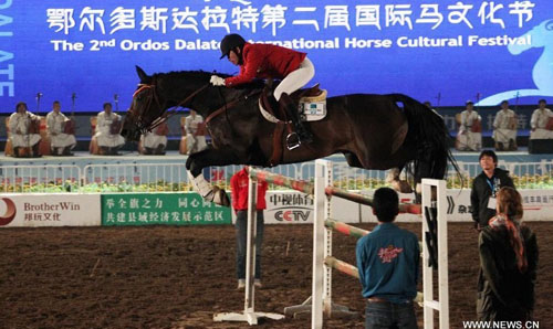 A horseman stages an equestrian performance at the opening ceremony of the second Ordos Dalate International Horse Culture Festival in Dalate Banner of Ordos, north China's Inner Mongolia Autonomous Region, August 25, 2012. Some 60 horsemen from 15 countries and regions gave performances at the festival's opening ceremony Saturday night. Photo: Xinhua