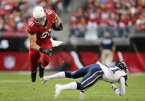 Jim Dray (No.81) of the Arizona Cardinals leaps past Janoris Jenkins of the St. Louis Rams after a reception during the two sides' National Football League game at the University of Phoenix Stadium in Glendale, Arizona on Sunday. The Cardinals defeated the Rams 30-10. It was the fifth win in the past six games for the Cardinals. Photo: AFP