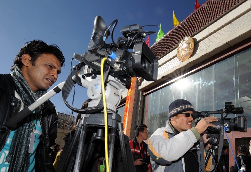 Photo taken on January 12, 2009 shows foreign correspondents in Lhasa, capital of Southwest China's Tibet Autonomous Region. Photo: Xinhua