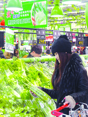 Shoppers choose vegetables Sunday at a supermarket that directly sells produce from local farmers, in Suzhou, East China's Jiangsu Province. There are now more than 200 such sales outlets in Suzhou that connect local farmers with consumers in a direct and convenient fashion. Photo: IC