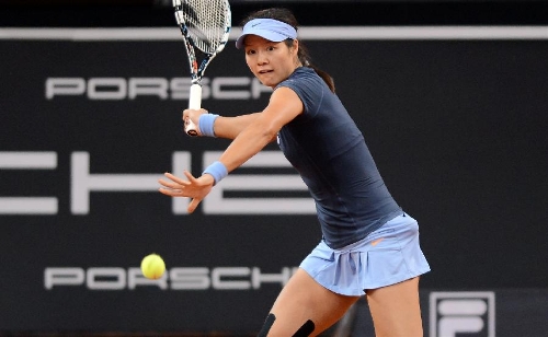 Li Na of China returns the ball during the semi-final match of Porsche Tennis Grand Prix against Bethanie Mattek-Sands of the United States in Stuttgart, Germany, on April 27, 2013. Li Na won 2-0. (Xinhua/Ma Ning) 