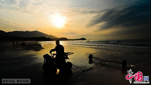 ShiLaoRen (石老人浴场) is perhaps Qingdao's most impressive tourist beach. It was named after shape of the prominent rock outcropping located just off ShiLaoRen Peninsula. It is said to resemble an old fisherman waiting for his daughter to return from beneath the waves. With tables, chairs, tents, ATVs, speed boats, jet skis, showers, and a beautiful new boardwalk as well as continuing re-development of the site of the 2008 Olympic Sailing Regatta, this is an ideal place to spend an afternoon or warm summer evening. [China.org.cn]