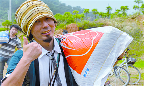 Kawahara Keiichiro carries a bag of dog food to an animal rescue center in Wuhan, Hubei Province, in June. Photo: Courtesy of Kawahara Keiichiro