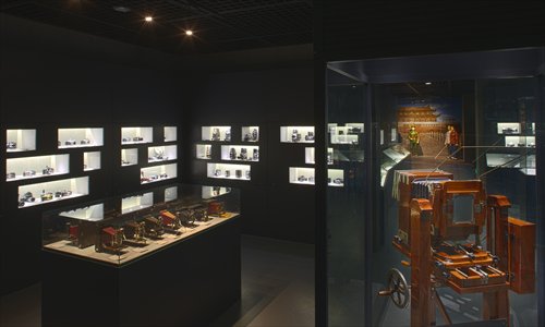 A vintage camera (right) on show at the exhibition hall in the museum Photo: Courtesy of Shanghai Museum of Old Camera Manufacturing