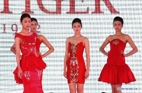 Models present creations during a fashion show of NE·TIGER's high-end formal gowns in Qingdao, east China's Shandong Province, April 19, 2013. (Xinhua/Li Ziheng) 