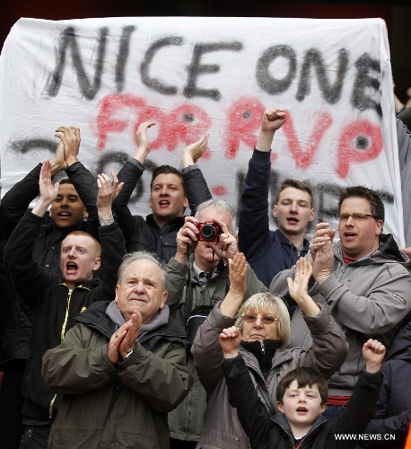 &nbsp;Fans of Manchester United support their player Robin van Persie after the Barclays Premier League match between Arsenal and Manchester United at the Emirates Stadium in London, Britain on April 28, 2013. The match ended with a 1-1 draw. (Xinhua/Wang Lili)&nbsp;