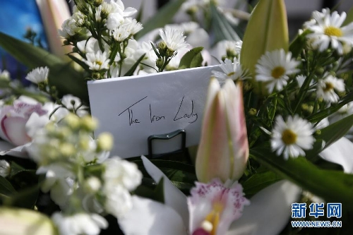 Floral tributes and a card are seen outside the residence of Baroness Thatcher in No.73 Chester Square in London, Britain, on April 8, 2013. Former British Prime Minister Margaret Thatcher died at the age of 87 after suffering a stroke, her spokesman announced Monday. (Xinhua/Wang Lili)
