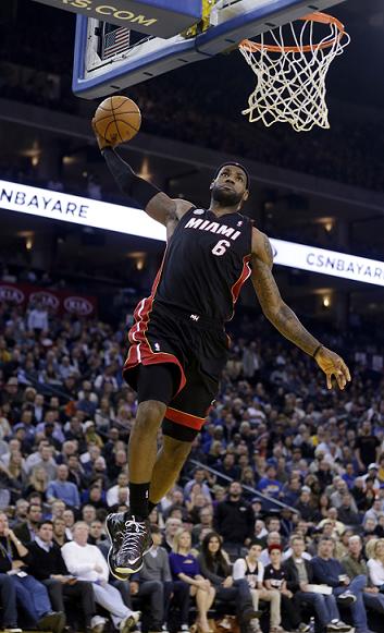 Miami Heat's LeBron James dunks against the Golden State Warriors on Wednesday. Photo: IC