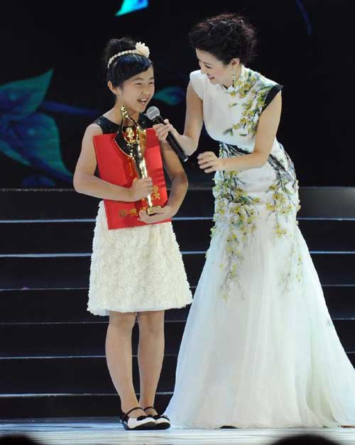 Actress Zhang Zifeng (L) is awarded the Best New Artist on the award ceremony of the 31st Hundred Flowers Award in Shaoxing, east China's Zhejiang Province, Sept. 29, 2012. Photo: Xinhua