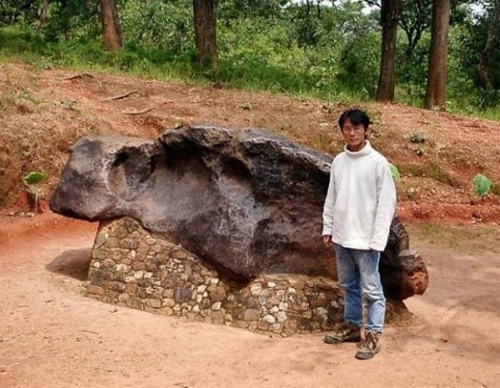 Mbosi Meteorite with an estimated mass of over&nbsp;16 tons (Tanzania, 1930).(Source:gmw.com)