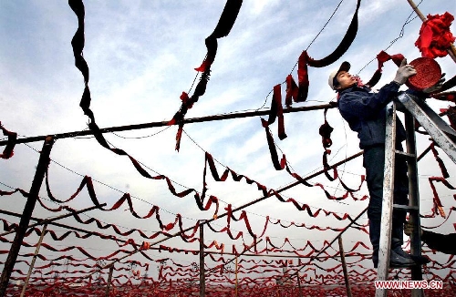 &nbsp;A young man hangs chains of firecrackers on a bank of the Yellow River in Zhengzhou, capital of central China's Henan Province, Feb. 3, 2005. The crackling and spluttering sound from firecrackers during the Spring Festival or Chinese Lunar New Year is expected to intimidate the Nian, a beast in Chinese mythology which comes out of hiding to attack people around Chinese New Year. Chinese people who live in the central China region have formed various traditions to celebrate the Chinese Lunar New Year. (Xinhua/Wang Song)&nbsp;&nbsp;