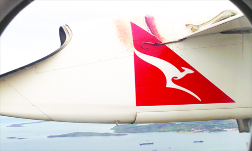 This photo taken on Thursday shows a three-meter python clinging to the wing of a Qantas plane during a flight from the Queensland city of Cairns to Port Moresby, capital of Pacific island nation Papua New Guinea. Once spotted on the wing, passengers watched as the reptile engaged in a life-and-death struggle to maintain its grip on the plane despite the winds and chilly altitude temperatures for the two-hour journey. Photo: AFP