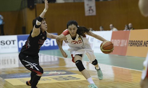 China's Zhao Shuang (right) drives the ball against Japan's Asami Yoshida during their match in Bangkok on Thursday. Photo: CFP 