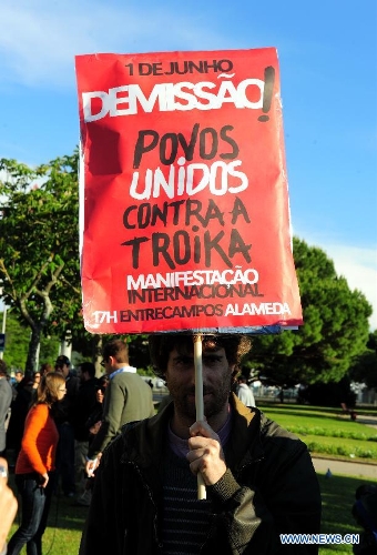 Portuguese attend a demonstration in front of the presidential palace in Lisbon, Portugal, May 20, 2013. Hundreds of Portuguese gathered in front of the presidential palace in Lisbon on Monday in protest against the troika and the government's implementation of tough austerity measures. (Xinhua/Zhang Liyun) 