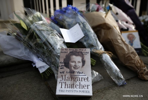 Floral tributes and a book are seen outside the residence of Baroness Thatcher in No.73 Chester Square in London, Britain, on April 8, 2013. Former British Prime Minister Margaret Thatcher died at the age of 87 after suffering a stroke, her spokesman announced Monday. (Xinhua/Wang Lili) 