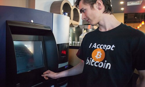 A man uses a Bitcoin ATM at Waves Coffee House in Vancouver on October 29. Photos: CFP