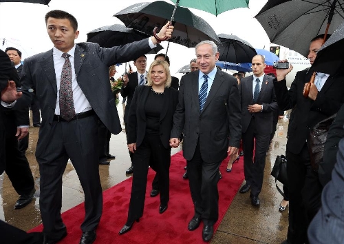 Israeli Prime Minister Benjamin Netanyahu arrives at the Shanghai Hongqiao Airport in east China's Shanghai, May 6, 2013. Netanyahu arrived in Shanghai for a visit on Monday. (Xinhua/Fan Jun) 
