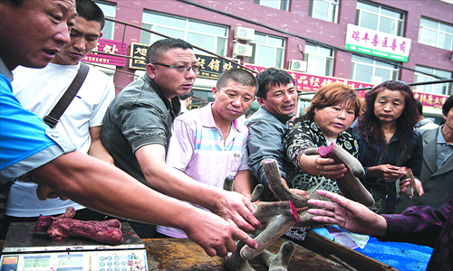 Customers crowd to buy freshly cut antlers in a market in Luxiang township, Changchun, Northeast China's Jilin Province. Photo: CFP