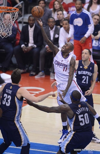 Los Angeles Clippers' Jamal Crawford (Top) drives to the basket during Game 5 of the Western Conference Quarterfinals of the 2013 NBA Playoffs against Memphis Grizzlies in Los Angeles, the United States, April 30, 2013. Grizzlies beat Clippers 103-93 to take a 3-2 lead in their series Tuesday. (Xinhua/Yang Lei) 