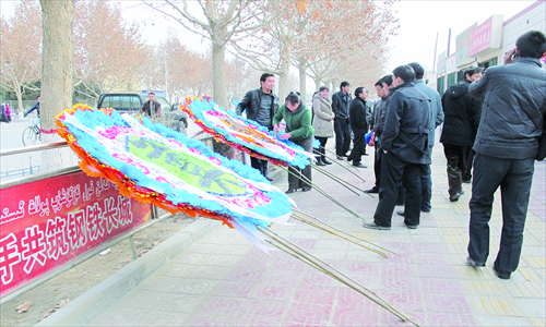 Wreaths made to honor the dead in Yecheng. Photo: Lin Meilian/GT
