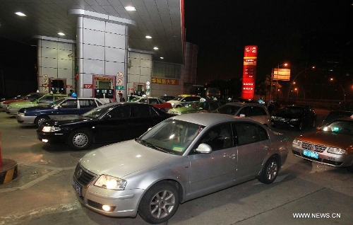 Citizens wait to refuel at a gas station in east China's Shanghai Municipality, April 25, 2013. Retail prices of gasoline were cut by 395 yuan (63.32 U.S. dollars) per tonne and diesel by 400 yuan per tonne from Thursday. (Xinhua/Ding Ting) 