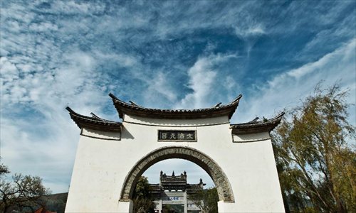 People visit the ancient townlet Heshun in Tengchong County, southwest China's Yunnan Province, on November 3, 2012. The townlet, featuring time-honored temples and houses, is located three kilometers away from the county seat of Tengchong, where live 6,000 people. Photo: Xinhua