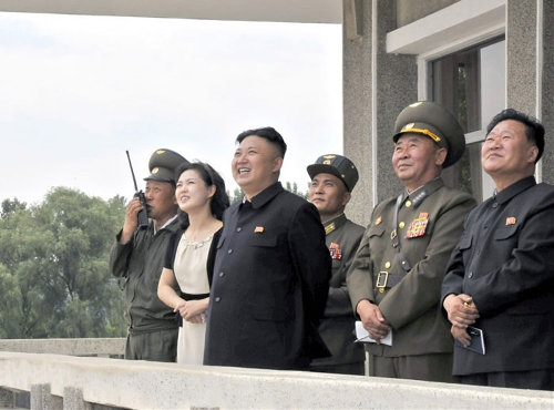 The photo provided by&nbsp;Rodong Sinmun shows top leader of the Democratic People's Republic of Korea (DPRK) Kim Jong Un inspects&nbsp;the country's&nbsp;air force and watches flight training with his wife.&nbsp; (Source: cri.cn)