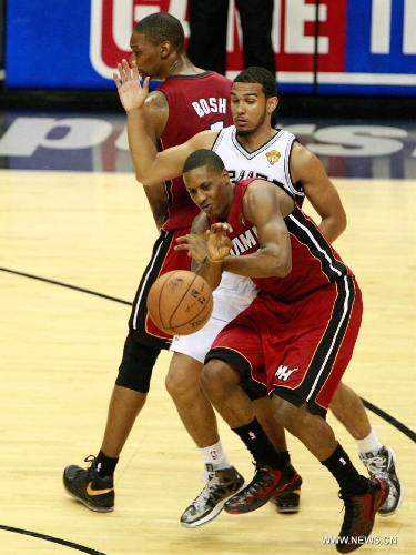 Miami Heat's Mario Chalmers (R) lost the ball during the Game 3 of the 2013 NBA Finals against San Antonio Spurs in San Antonio, Texas, the United States, June 11, 2013. Miami Heat lost 77-113. (Xinhua/Song Qiong)