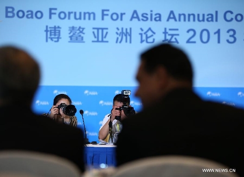 &nbsp;Photographers work at the Boao Forum for Asia (BFA) General Meeting of Members in Boao, south China's Hainan Province, April 5, 2013. The BFA General Meeting of Members was held in Boao on Friday. (Xinhua/Jin Liwang)&nbsp; 