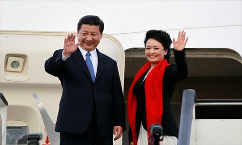 Chinese President Xi Jinping and wife Peng Liyuan bid Tanzania farewell before boarding a plane to South Africa for the next leg of Xi&rsquo;s state visits on March 25. Photo: ifeng.com