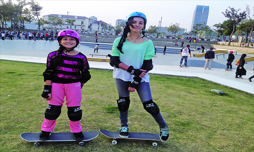 Ava (left) and Leah Osann enjoy skateboarding lessons at camp. Photo: Yang Zhenqi/GT