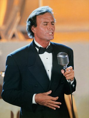 Julio Iglesias on stage Photo: Courtesy of Du Juan