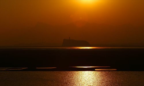 
Photo taken on November 4, 2012 shows a beautiful view of the Poyang Lake in Jiujiang City, east China's Jiangxi Province. As the Poyang Lake, China's largest freshwater lake, entered the dry season this year, some exposed bottomlands and the lake water here have made up a beautiful picture. Photo: Xinhua