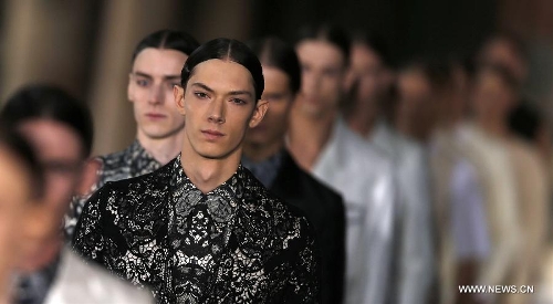 Models display creations during SS14 Alexander McQueen Menswear show at the Coal Drops, King's Cross in London, Britain on June 17, 2013. (Xinhua/Wang Lili) 