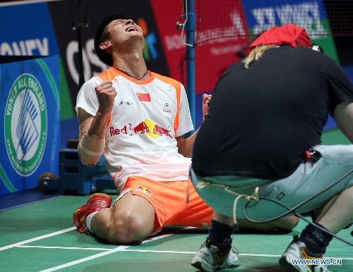 China's Chen Long(L) celebrates after winning his men's singles final match against Malaysia's Lee Chong Wei at the 2013 Yonex All England Open Badminton Championships, in Birmingham, Britain, March 10, 2013. Chen Long won 2-0 to claim the titel.(Xinhua/Yin Gang)