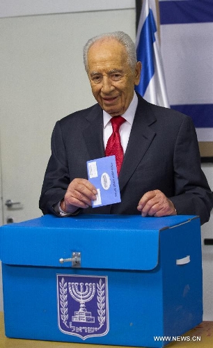 Israeli President Shimon Peres casts his ballot at a polling station during the parliamentary election in Jerusalem on Jan. 22, 2013. Israel held parliamentary election on Tuesday. (Xinhua/Yin Dongxun)