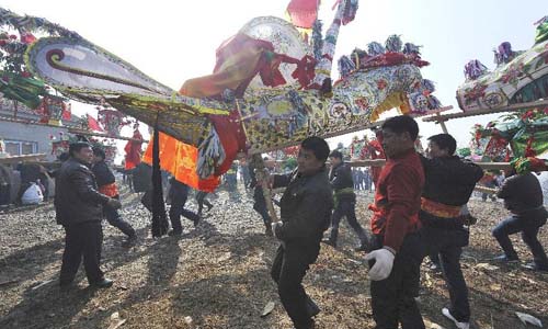 Villagers perform bench dragon dance to celebrate Chinese Lunar New Year, or the Spring Festival, in Hengshan Township, Wuhu City, east China's Anhui Province, Feb. 10, 2013. Various activities were held all over China on Sunday to celebrate the Spring Festival, marking the start of Chinese lunar Year of the snake. The Spring Festival falls on Feb. 10 this year. Photo: Xinhua