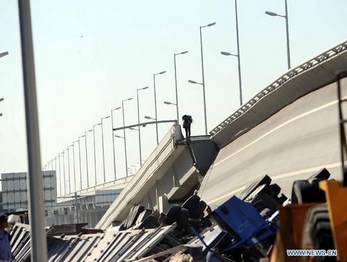Photo taken on August 24, 2012 shows the collapsed section of the Yangmingtan bridge in Harbin, capital of Northeast China's Heilongjiang Province. Four trucks fell off to the ground after a section of the Yangmingtan bridge collapsed in Harbin early Friday morning, killing three people and injuring five others. The 15.4-kilometer-long bridge was opened to traffic last November. The collapsed part, which measures 100 meters in length, fell from a height of 30 meters. Photo: Xinhua