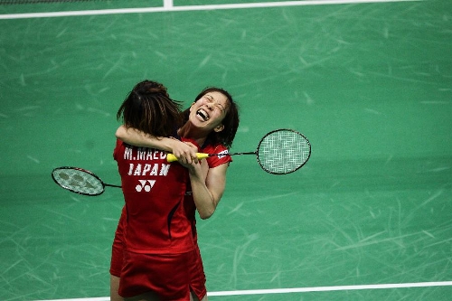 Miyuki Maeda (L) and Satoko Suetsuna of Japan celebrate after winning the match against Christinna Petersen and Kamilla Rytter Juhl of Denmark during the women's doubles final of the 2013 India Open badminton tournament in New Delhi, capital of India, April 28, 2013. Miyuki Maeda and Satoko Suetsuna won the championship 2-1. (Xinhua/Zheng Huansong)