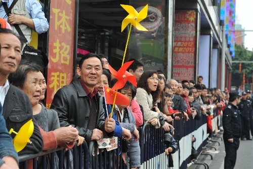 &nbsp;Visitors view a parade of a temple fair in Guangzhou, capital of south China's Guangdong Province, Feb. 24, 2013. The 7-day-long temple fair, as a cultural carnival, will showcase various cultural forms such as folk customs, praying culture and cuisine culture. (Xinhua/Lu Hanxin) 