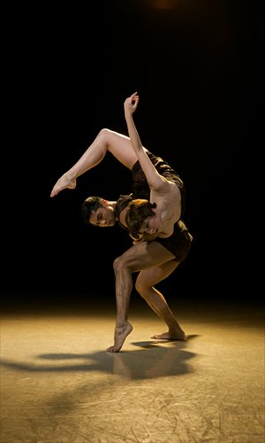 Stage photos of performances by Rambert Dance Company. Photos: Courtesy of Shanghai Oriental Art Center