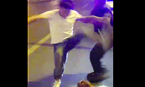 Stills from a cell phone video show a foreign man being pushed from a girl and then beaten up on the street. Photos: Youku 