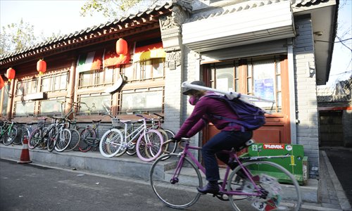 A foreign woman cycles along Wudaoying Hutong, Dongcheng district on Monday. Photo: Li Hao/GT 
