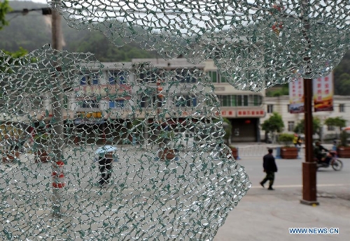 Smashed glass is pictured in the quake-hit Lingguan Town, Baoxing County in southwest China's Sichuan Province, April 21, 2013. al authorities. (Xinhua/Xue Yubin) 