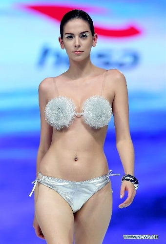  A model presents a creation at the 2014 Hosa swimwear show in Beijing, capital of China, May 21, 2013. (Xinhua/Chen Jianli) 