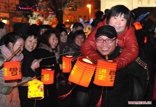 &nbsp;People carry lanterns during the 29th day of the 12th lunar month at a plaza in Zhengzhou, capital of central China's Henan Province, Feb. 1, 2011. It is a custom for people living in the central China region to carry lanterns on the 29th day of the 12th lunar month outdoors to pray for good luck. Chinese people who live in the central China region have formed various traditions to celebrate the Chinese Lunar New Year. (Xinhua/Wang Song)