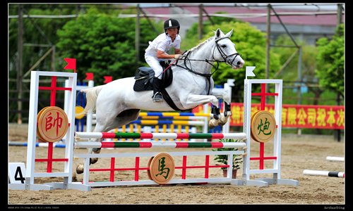 In the competition, the riders and their horses have to jump a series of walls, hedges and ditches within a time limit. Photo: Courtesy of Shanghai Roborant Equestrian Club