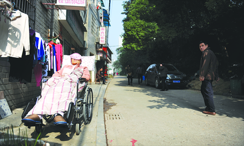 A cancer patient enjoys the sun on Jiatong Street. Photo: IC