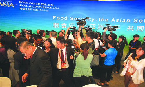 Reporters rush to interview experts who attended a meeting Monday with the theme of food security at the Boao Forum for Asia. Photo: CFP